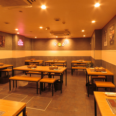  【テーブル席：2名～4名様】少人数様～大人数の宴会まで、幅広いシーンに人気のテーブル席でゆったりお寛ぎ頂けます。2～4名様まで可能です！レイアウト・ご予算、人数お気軽にご相談下さい。