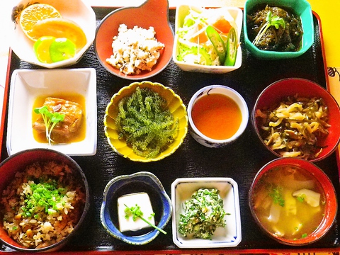 地元食材を活かした沖縄料理と、琉球薬膳料理をたっぷり楽しめる！
