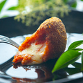 料理メニュー写真 イタリア名物のライスコロッケ　【トマト】