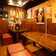 木目調で落ち着いた雰囲気の空間は、会社の宴会や大人数の飲み会におすすめ。他のお客様を気にせず、特別な時間をお過ごしいただけます。