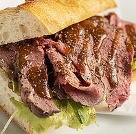 肉好き絶賛。しっとり柔らか「厚切りローストビーフ」