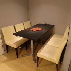 白を基調とした店内と観葉植物が、まったり寛げる癒し空間を演出♪落ち着いたお席でお食事をお楽しみ下さいませ。