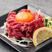 北海道産 牛ユッケとは、新鮮な北海道産牛肉を細切りや刻みにし、特製ダレと卵黄を絡めて食べる人気の生肉料理です。※小さなお子様や高齢の方、抵抗力の弱い方のご注文はご遠慮ください。
