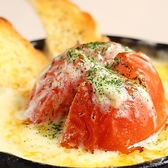 全てのお席で、熱々のまま料理を楽しめるスキレット提供に対応しています。鋳鉄製の鍋が優れた蓄熱性を発揮し、最後までお料理が冷めることなく美味しくいただけます。鉄板料理ならではのジュージューという音や香ばしさが、テーブルをより一層華やかに演出。どの席に座っても最高の状態で味わえる、当店自慢の設備です。