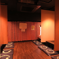 ロールカーテンで区切られたお席もございます。