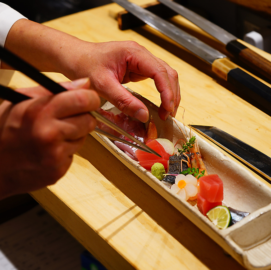 独自ルートで仕入れる佐渡の鮮魚や新発田牛を使ったこだわりの料理は、見た目にも美しい逸品揃いです
