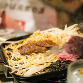 【スタッフさんが焼いてくれる◎】最高級のお肉、一番美味しい状態で味わってほしい。そんな想いから、当店では熟練のスタッフが一枚一枚、丁寧にお客様の前で焼き上げます。部位ごとに最適な火入れを見極め、黒毛和牛の旨味を最大限に引き出します。お客様は会話を楽しみながら、最高の焼き加減を待つだけ。