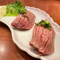 料理メニュー写真&nbsp;【極上の肉寿司】赤酢シャリと上質な牛タンの旨味が絶妙に調和する「牛タン寿司２貫」