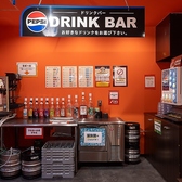 おでん食べ飲み放題が、1980円(税込)という驚きのコスパで登場!出汁の染みた熱々の絶品おでんはもちろん、ドリンクもセルフスタイルで自由に満喫いただけます。ペプシをはじめ、多彩なラインナップが揃うドリンクバーは、天井の看板が目印です。お好きなドリンクを片手に、大切な仲間と至福のひとときを過ごしませんか?