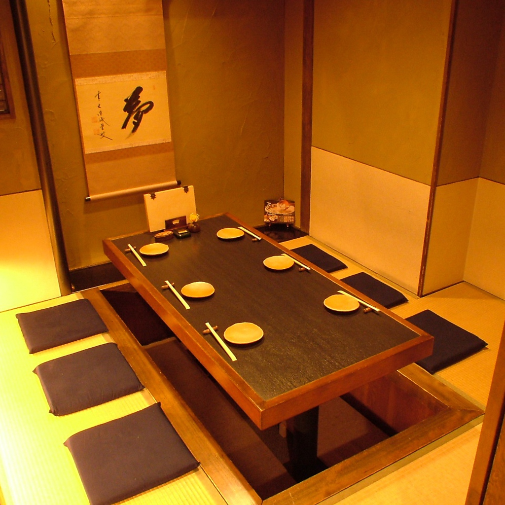 和の落ち着いた雰囲気の個室は掘りごたつ席♪4名様～最大24名様までお楽しみいただけます。