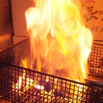 高級備長炭を使用！特殊焼き台で国産にこだわった地鶏を豪快に焼き上げる本格スタイル！