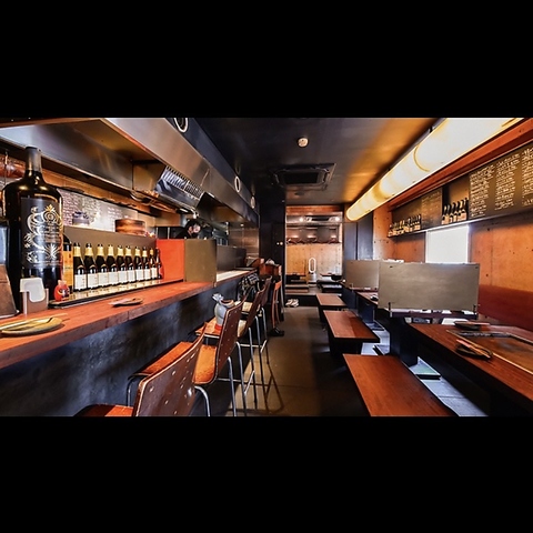 お好み焼きとバルが同時に楽しめる店。落ち着いた雰囲気で、デートにもオススメ。