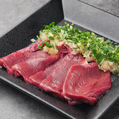 ラムはつ刺しとは、ラム(仔羊)の心臓=ハツを刺身風で食べる料理です。新鮮なラムハツを薄切りにし、ごま油・塩・にんにく・生姜などで食べることが多い、希少な一品