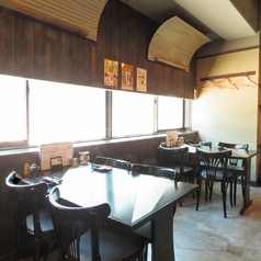 4名様までご利用いただけるテーブル席を4箇所ご用意しております。ご家族やご友人との食事や、同僚と仕事終わりにお酒や焼き鳥を楽しむのにも最適なお席となっております。