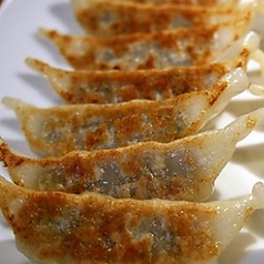 外側の食感とジューシーな具材が絡み合う【焼き餃子(6ヶ)】は、香ばしい香りが食欲をそそる。の写真