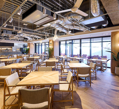 ハワイを感じられるパークフロントバルコニーレストラン！ハワイ料理やお酒を満喫♪