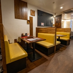 奥には真っ赤なソファ席。ご家族でのご利用やデートにも◎2名様席、4名様席あり。人数に合わせてご利用くださいませ！