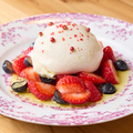 料理メニュー写真&nbsp;苺とザクロとブラータ