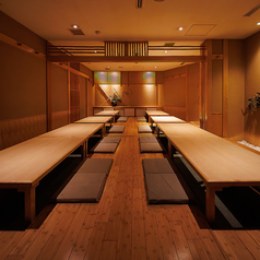 【最大40名様までOK】会社の送別会や大学のサークルの各種宴会にぴったりな、20名様～ご利用頂ける大広間もございます。大小様々な個室をご用意しておりますので、シーンに合った個室をお選びいただけます。川崎で居酒屋をお探しでしたら、是非｢千の庭 川崎東口店｣へお越し下さい。お得なコースもご用意しております。