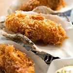 三陸産大牡蠣を使ったジューシーな牡蠣フライをお楽しみください。