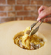 丸ごとチーズの器で仕上げる濃厚カルボナーラ！