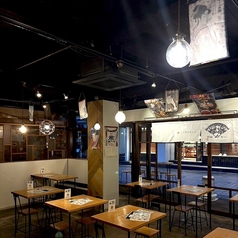 【テーブル22席】 開放感があり、木の温もりが感じられるテーブル席です♪友人や家族と楽しい会話を楽しみながら、落ち着いてお食事をお召し上がりいただけます。