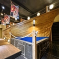 ≪店内に屋形船！？≫とにかく楽しい居酒屋を造りたい！その思いで迫力のある屋形船を店内に作りました！料理だけではなく店内も楽しめます♪店内装飾は店主の趣味の骨とう品や当地品などが飾られており見ててわくわくするお店になっています☆