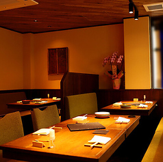 4名様までご利用可能なテーブル席を4卓完備しております。広々とした設計になっており、ご家族での団らんや少人数でのグループ利用に最適なお席です！木の温もりに包まれながら、旬の食材を活かした料理を囲んで和やかなひと時をお過ごしください。高松でのランチやディナーに、ぜひお気軽にご予約くださいませ。