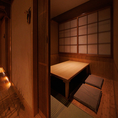 【JR川崎駅北口東スグ】どんな人数にも対応可能！木のぬくもりが居心地のよさを演出する個室は、会社宴会・女子会・合コン・デートなど…様々なシーンでご利用いただけます。日本酒の種類が豊富な『千の庭　川崎東口店』で記憶に残る宴会をお過ごしください。詳細はお気軽に店舗までお問い合わせください。