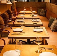 温もりあるソファー席で、ゆったりとお食事をお楽しみいただけます。少人数でのご利用はもちろん、中団体様にも対応可能。落ち着いた空間の中で、会話と料理をゆっくり味わう贅沢なひとときをお過ごしください。