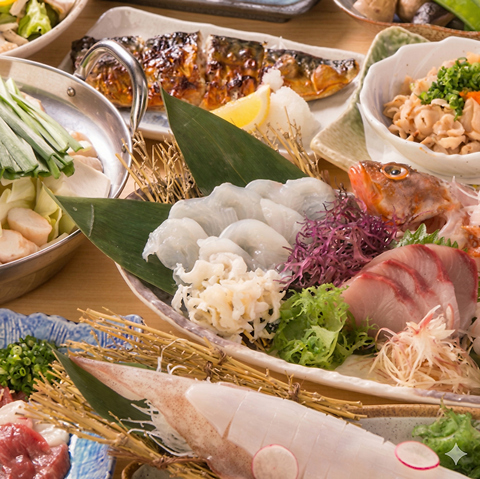 九州各地でとれた新鮮な鮮魚や人気の焼酎、レアな地酒など、豊富なメニューでお出迎え