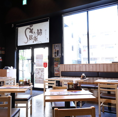 【10名以上で貸切もOK(宴会時)！】天井が高く開放的な店内には、ゆったりとくつろげるテーブル席をご用意しております。ご友人同士やご家族での会食はもちろん、10名様以上での貸切営業も承りますので、中規模のご宴会にも最適です。壁に記された万葉集の歌を眺めながら、当店自慢の美味しい鰻料理と美酒をご堪能ください。