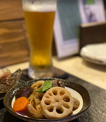 落ち着いた雰囲気でお酒を楽しめる空間です。