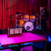 毎日ステージでは生演奏が行われ、地元のミュージシャンや県外からのアーティストによる素晴らしいライブをお楽しみいただけます！この空間では、心地よい音楽を聴きながら、おいしい食事を味わうことができ、訪れる皆様に楽しいひとときを提供しています。ステージとの距離も近く臨場感を感じることができます♪