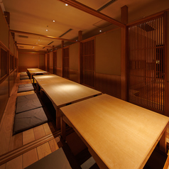 【個室が充実】様々なシーンに使える雰囲気の良い個室は、合コン等にもピッタリ◎もちろん女子会・誕生日会にもピッタリ。和やかな雰囲気で居心地も抜群！個室で美味しいお料理と日本酒に舌鼓。まったり過ごせる居心地の良い空間は、ついつい長居してしまいたくなる雰囲気◎川崎で居酒屋をお探しなら当店へ。