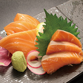 料理メニュー写真&nbsp;季節のブランド魚を赤字大特価でご提供。今時期は『フジアトランティックサーモン』お刺身