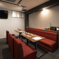 テーブル卓は全卓ソファー席となっております。みんなで楽しいひとときを過ごせるよう、心を込めたおもてなしをいたします。お気軽にご予約ください！