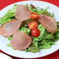 ＜アニバーサリーコースメニュー紹介＞【サラダ】ローストポークのサラダ