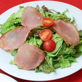 ＜アニバーサリーコースメニュー紹介＞【サラダ】ローストポークのサラダ