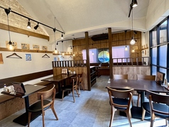 皆様でゆったりとお食事が楽しめるテーブル席をご用意しております。店内は全面禁煙となっており小さなお子様連れのご家族も快適にお過ごしいただけます◎少人数でのご利用から最大22名様までのまとまったご宴会まで幅広いシーンに対応可能です。美味しい料理とともに和やかな時間をどうぞ♪