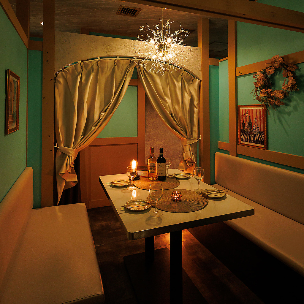 ミントブルーを基調とした隠れ家個室は川崎でも唯一無二の空間♪