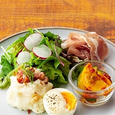 ランチ限定の前菜5種盛りと日替わりスープ付き！