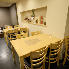 テーブル席4名×2卓ご用意しております◎