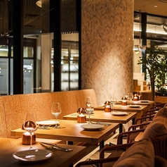 広々とした店内を感じながら、ゆったりとくつろげるソファー席をご用意。落ち着いた空間の中、ゆっくりとお食事や会話をお楽しみいただけます。少人数でのご利用から中団体様まで、さまざまなシーンに対応可能です。