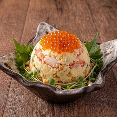 いくらと蟹の「ポテトサラダタワー」
