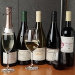 マリアージュ等、各種ワインも取り揃えております。焼き鳥とワインで大人なお食事をお楽しみください