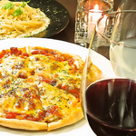 当店名物”自家製ピザ”と共に楽しいひとときをお過ごしください。