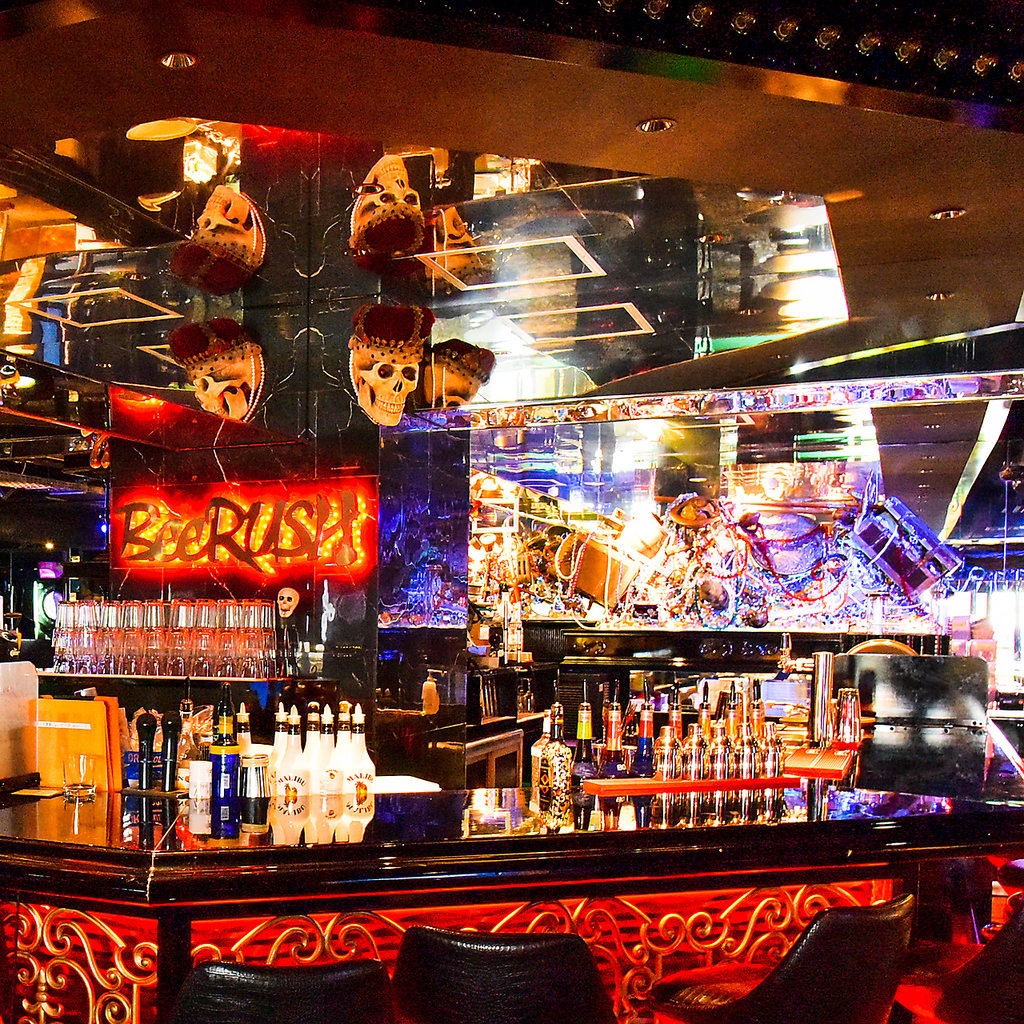 巨大なバーカウンターは全部で18席。毎週金・土曜日は大人気のイベントもご用意しております♪