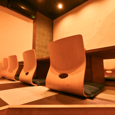 当店は全席完全個室で、落ち着いた雰囲気を大切にプライベート感を重視しています。周囲を気にせずお食事を楽しめるため、心地よい時間を過ごすのに最適です。TV付きのお部屋もご用意しており、映像を観ながらのお食事も可能です。ぜひ、特別な時間を当店の個室でお楽しみください！