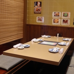 各席背面にすだれを設置した半個室掘りごたつ席6名席×2テーブルご用意がございます。6名～10名、15名～20名にて半個室のご利用が可能となります♪